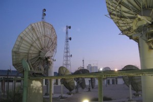 <p>Al-Jazeera, devenue chaîne de référence dès que le Moyen-Orient fait la “Une” des journaux, est financée en très grande partie par l’émir du Qatar. Ces liens entre politique et média nuisent-ils au travail des journalistes? Pas tant que ça.</p>