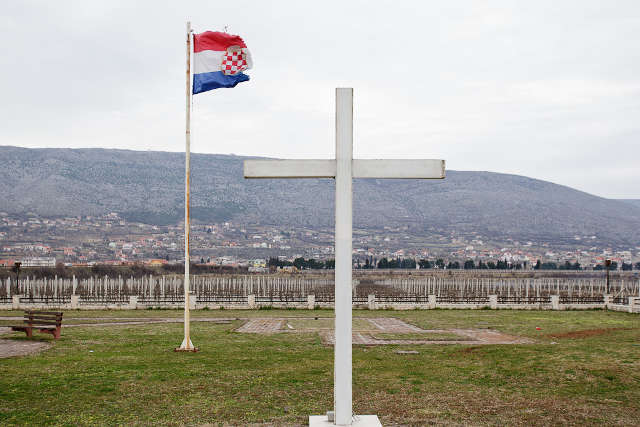 Un drapeau croate planté au milieu de vignes des abords de Mostar.