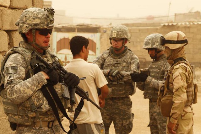 Troupes américaines chargées à Bassorah de "décourager les habitants de harceler les troupes américaines et irakiennes" pendant l'opération Iraqi Freedom.