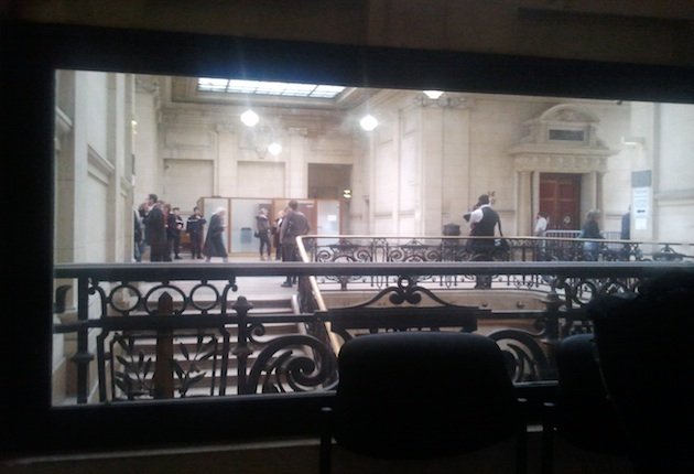 La salle des pas perdus du TGI de paris, vue depuis la fameuse pièce équipée d'un miroir sans tain. CC @manhack / OWNI.fr